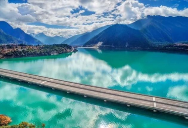 You will drive to Lhasa via the beautiful Lhasa Nyingchi highway.
