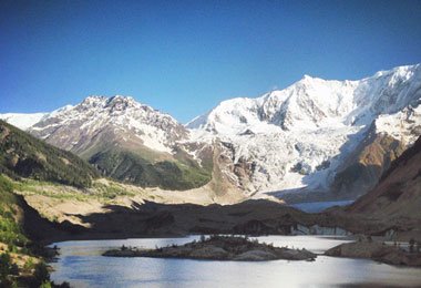 Midui Glacier, one of the six most beautiful glaciers in China, coexists with snow mountains, forests, lakes and Tibetan villages in harmony.