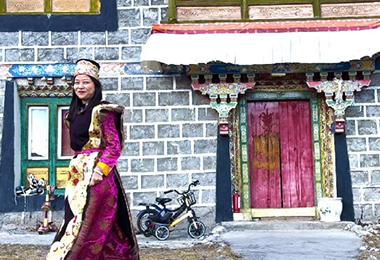 An opportunity to try on the traditional Gongbu Tibetan dress.