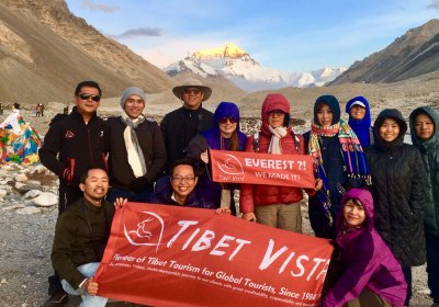 Traveler photo: Taking photos with the highest Mount Everest as background. (April 2024)