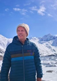 Traveler photo: Under the sun in Nyingchi, a guest poses before a glacier, capturing a memory lit by snow peaks and sunlight. (April 2026)