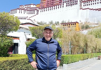 Traveler photo: Smiling before the Potala Palace, the guest freezes a moment as its white and red walls witness his Lhasa memory. (April 2026)