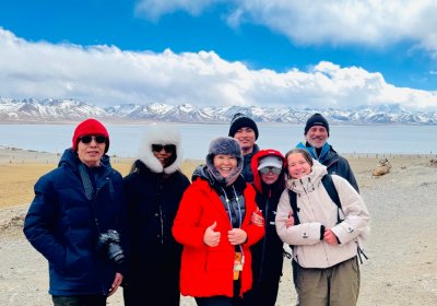 Traveler photo: By Yamdrok Lake, guests gather and chat with smiles—the lens captures their most authentic plateau moments. (April 2026)