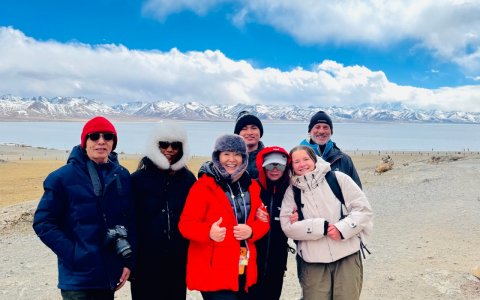 Traveler photo: By Yamdrok Lake, guests gather and chat with smiles—the lens captures their most authentic plateau moments. (April 2026)