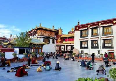 Traveler photo: Many local residents are resting in the square in front of the Jokhang Temple in Lhasa. (April 2025)