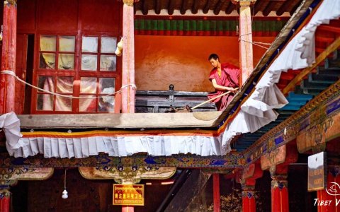 Traveler photo: A monk is cleaning the corridor in the Jokhang Temple. (April 2025)