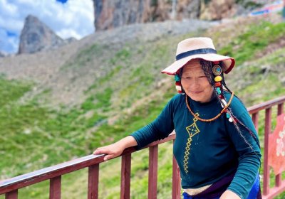 Traveler photo: On a street in Shigatse, a local woman walks slowly, her unhurried pace blending into the plateau's daily rhythm. (April 2026)