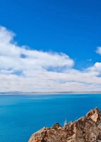 Traveler photo: The deep blue of Namtso Lake meets the grey stones along its shore—pure, natural, and unadorned. (April 2026)