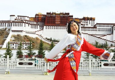 Traveler photo: Our lovely guests took photos in front of the Potala Palace wearing Tibetan costumes. (April 2025)