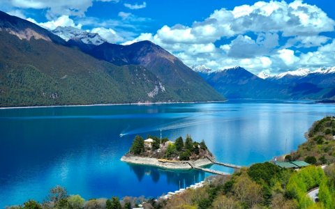 Traveler photo: Ranwu Lake's blue mirrors the distant snow mountains, its surface as calm as an unpolished mirror. (April 2026)