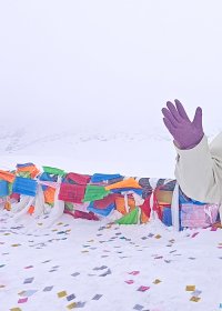 Traveler photo: If you are lucky, you can encounter occasional snow at the mountain pass during a Tibet in early spring. (April 2026)