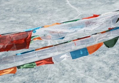 Traveler photo: On the way from Lhasa to Shigatse, you will have a lot of opportunities to hang the Tibetan praying flags along the shore of the lakes or at mountain passes. (April 2026)	