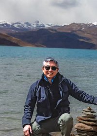 Traveler photo: Our beloved guests take pictures along the shore Yamdrok lake, one of the must visit attraction between Lhasa and Shigatse. (April 2026)	