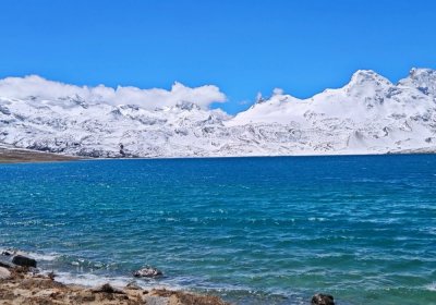 Traveler photo: Tibet's blue sky meets the turquoise lake—so pure that heaven and water seem to merge into one. (April 2026)