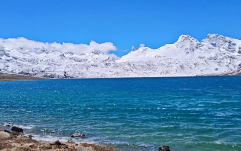 Traveler photo: Tibet's blue sky meets the turquoise lake—so pure that heaven and water seem to merge into one. (April 2026)