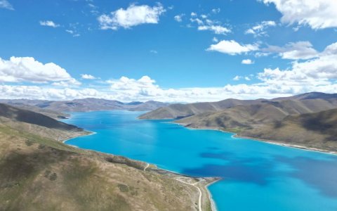Traveler photo: Under the blue sky, Yamdrok Lake gleams like a giant sapphire, nestled quietly among the surrounding mountains. (April 2026)