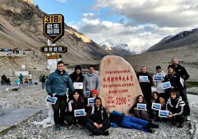 Traveler photo: Group photo in front of Mount Everest, one of the 4 best viewpoints to admire the world's highest peak. (August 2026)	