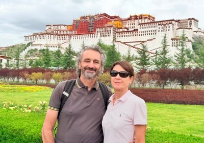 Traveler photo: Guests take a group photo before the Potala Palace, with the Red and White Palaces framing their travel joy. (August 2026)