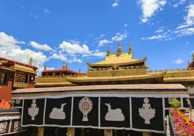 Traveler photo: Jokhang Temple's golden roof is made of gilt bronze, gleaming in the sunlight and showcasing classic Tibetan architecture. (August 2026)