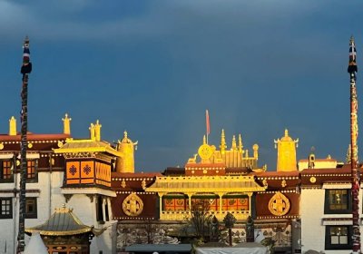 Traveler photo: At dusk, Jokhang Temple takes on soft hues, with its golden roof contrasting against the evening sky. (August 2026)