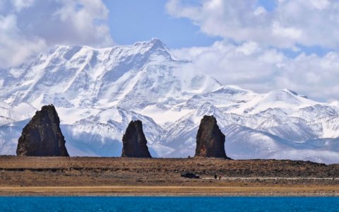 Traveler photo: The three life stones rest along the tranquil shores of Namtso, one of Tibet’s three sacred lakes. (August 2025)