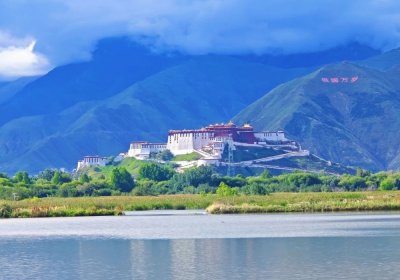 Traveler photo: In Zongjiao Lukang Park, the lake mirrors the full view of Potala Palace—a great spot for reflection photos. (August 2026)