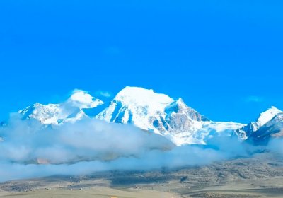 Traveler photo: Against the blue sky, the mountains stand sharp and clear, their ridges forming one of the plateau's most classic natural scenes. (August 2026)