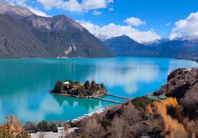 Traveler photo: Basumtso lake's blue water and stunning natural view, the most famous holy lake in Nyingchi. (December 2025)