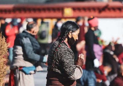 Traveler photo: At the main entrance of Jokhang Temple in Lhasa, Tibet, a local Tibetan devoutly prays with full-body prostration. (December 2025)