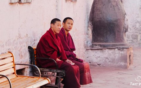Traveler photo: In Lhasa, we captured several red-robed monks resting and conversing on benches. (December 2025)