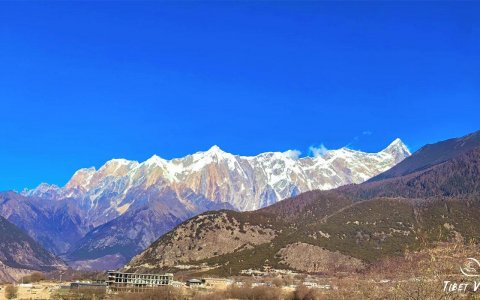 Traveler photo: Under the azure skies of Nyingchi, Tibet, Mount Namcha Barwa's triangular peak stands pyramid-clear. (December 2025)