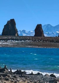 Traveler photo: Namtso lake with the famous three lives stone, one of the most popular spots among foreign tourists during a Tibet tour. (December 2025)