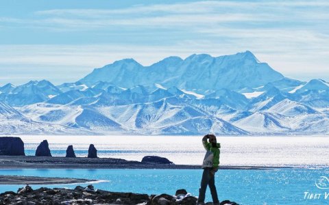 Traveler photo: On winter Namtso Lake in Tibet, azure ice layers and shoreline stone pillars create a tranquil icy panorama. (December 2025)