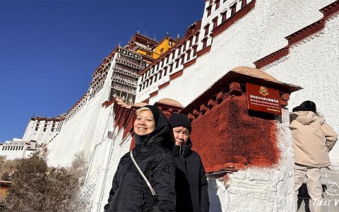 Traveler photo: Before the white and red structures of the Potala Palace, our guests capture precious travel moments against this snowy backdrop. (December 2025)