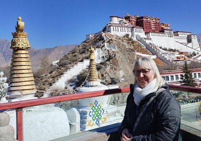 Traveler photo: On viewing platforms in Lhasa, our guest takes commemorative photos with the magnificent Potala Palace behind them. (February 2026)