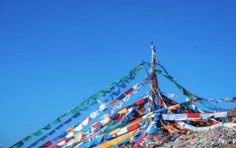 Traveler photo: On the way from Lhasa to Everest base camp, you will have a lot of opportunities to hang the praying flags at the mountain passes. (February 2026)	