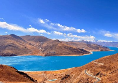Traveler photo: Winter sunlight spills across Yamdrok Lake, where azure waters and distant snow peaks weave pure panoramas in crisp air. (February 2026)