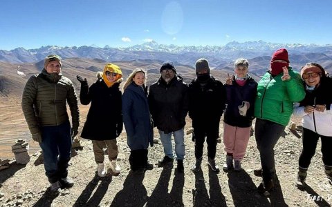 Traveler photo: At Gawula Pass in Shigatse, Tibet, our guests take commemorative photos with magnificent snow mountain ranges behind them. (January 2026)