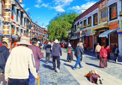 Traveler photo: Under the blue sky of Barkhor Street, pilgrims and travelers weave a living tapestry. (July 2025)