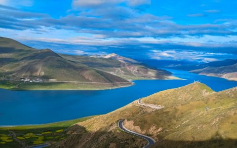 Traveler photo: Under the blue sky, Yamdrok Lake is pure and calm, mirroring the sky and surrounding peaks. (July 2026)