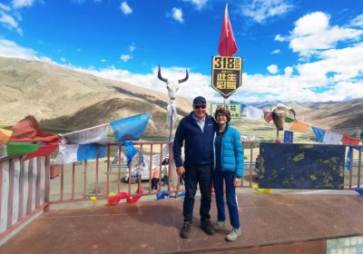 Traveler photo: Two guests share a loving smile at the mountain pass monument, capturing a heartwarming photo together. (June 2026)