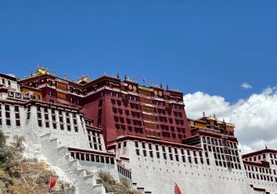 Traveler photo: Beneath blue skies and white clouds, Potala Palace stands magnificent, its white walls and red palaces glowing in the sun. (June 2026)