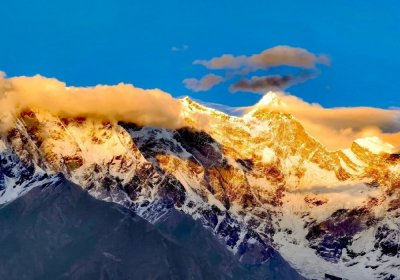Traveler photo: At sunset, the snow mountain is bathed in golden light—a breathtaking golden peak spectacle unfolds. (June 2026)