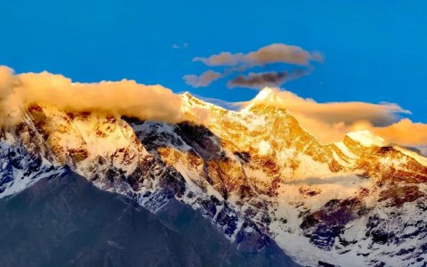 Traveler photo: At sunset, the snow mountain is bathed in golden light—a breathtaking golden peak spectacle unfolds. (June 2026)