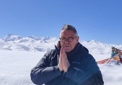 Traveler photo: In Shigatse's snowfields, a guest closes eyes in prayer, merging their soul with this sacred Tibetan land. (March 2026)