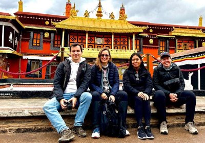 Traveler photo: In front of Jokhang Temple's golden roofs, our guests lined up for a relaxed and heartwarming commemorative photo. (March 2026)
