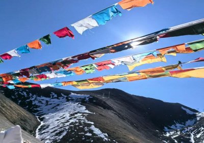 Traveler photo: Along Lhasa's ridgelines, prayer flags snap in the wind—it's the breeze chanting prayers for all. (March 2026)
