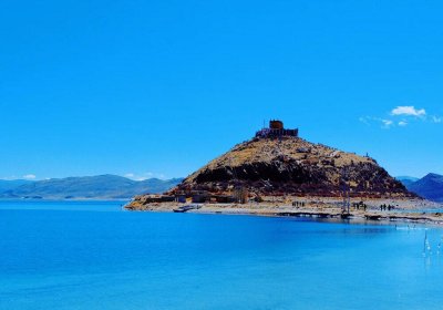 Traveler photo: On the turquoise waters of Yamdrok Lake in Shannan, Rituo Temple rests like a solitary pearl, silently guarding the sacred lake. (March 2026)