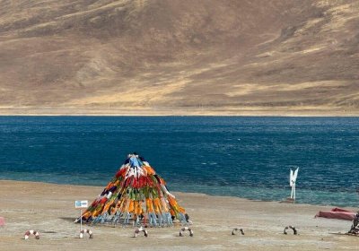 Traveler photo: On the way from Lhasa to Shigatse, you will have a lot of opportunities to hang the praying flags along the lakes or at mountain passes. (March 2026)	