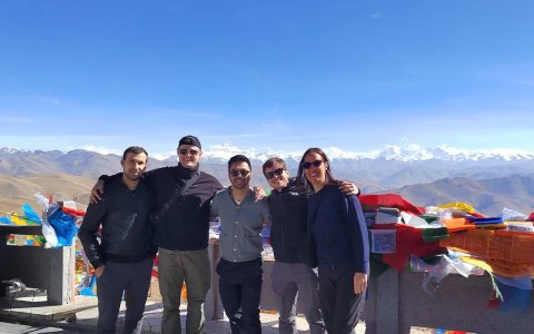 Traveler photo: At Gawula mountain pass from Shigatse to Everest base camp, you will not only see Mt.Everest but also other 4 Himalayan peaks that above 8,000 meters. (May 2026)	